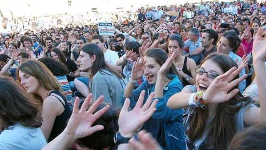 Los &quot;indignados&quot; del Movimiento 15-M durante la manifestación que han celebrado hoy en Santiago de Compostela para mostrar su disconformidad con el pacto del euro, pedir un cambio político y social y reiterar su rechazo a los bancos y al Gobierno, a los que consideran los culpables de la crisis económica actual.