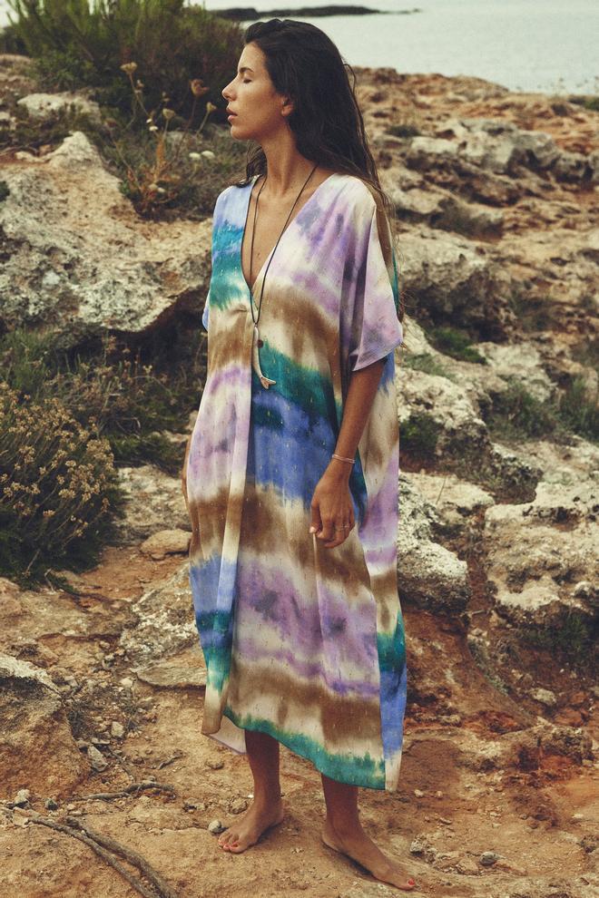Vestido playero túnica con estampado 'tie dye' de Zara