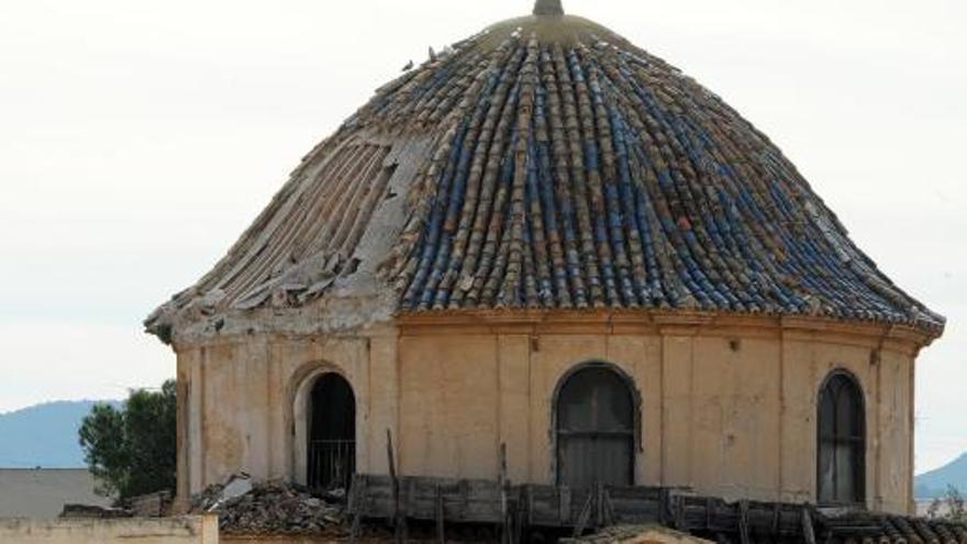 Dos imágenes de las obras en el interior de la Iglesia y del exterior de la deteriorada cúpula.