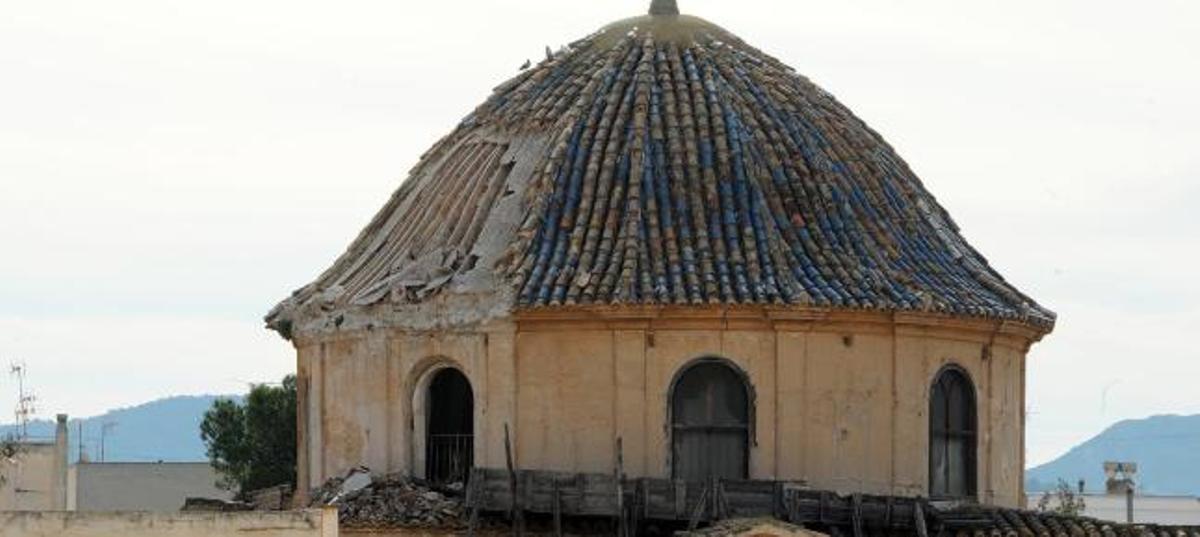 Dos imágenes de las obras en el interior de la Iglesia y del exterior de la deteriorada cúpula.