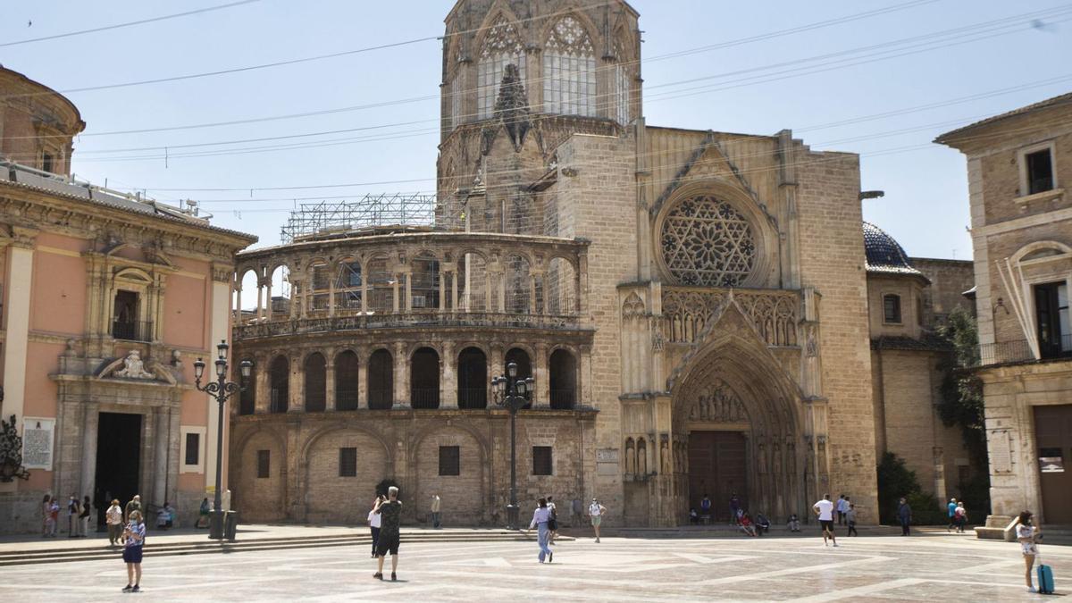 Imagen de archivo de la catedral de València con andamios el pasado mes de junio. | M.A.MONTESINOS