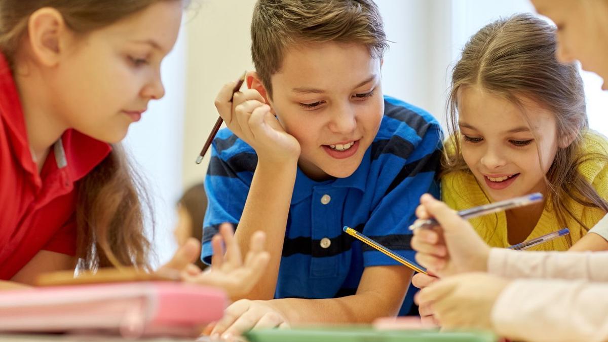 Un grupo de niños en el colegio