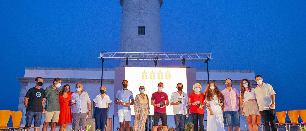 Los galardonados posan al final del acto que se celebró en el patio del Faro de la Mola. | ALFREDO MONTERO