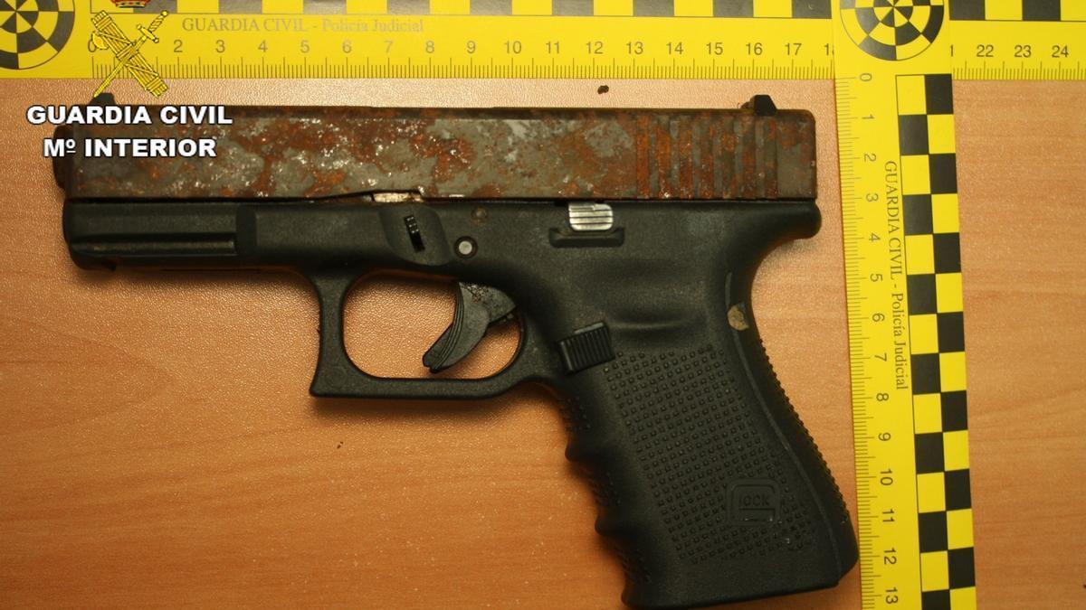 Pistola intervenida por la Guardia Civil de Crevillent.