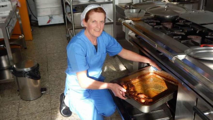 Teresa Blanco, cocinera desde hace 35 años en el colegio de Présaras, en Vilasantar.