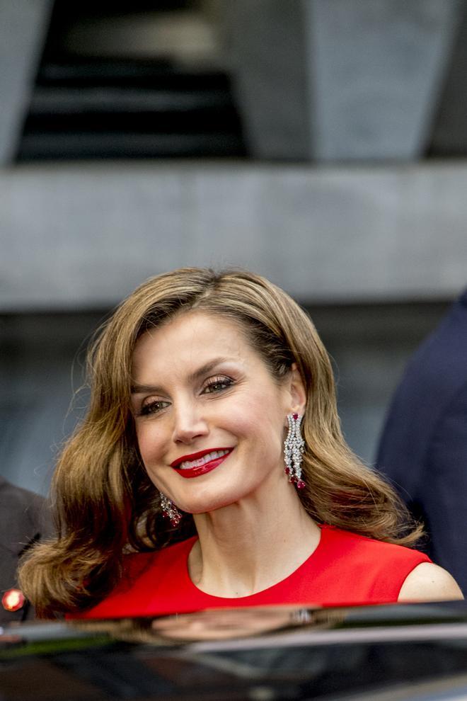 Letizia Ortiz con vestido rojo y pendientes a juego