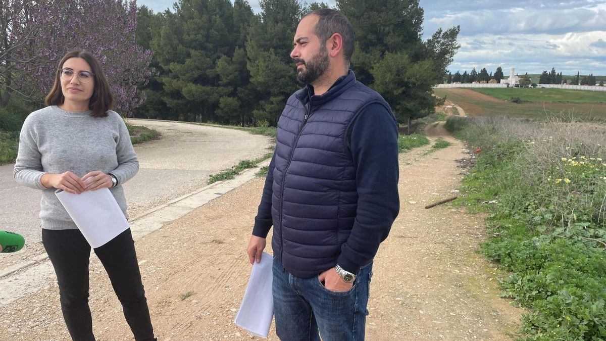 Los concejales de IU exponen sus propuestas de accesibilidad al cementero de Puente Genil.