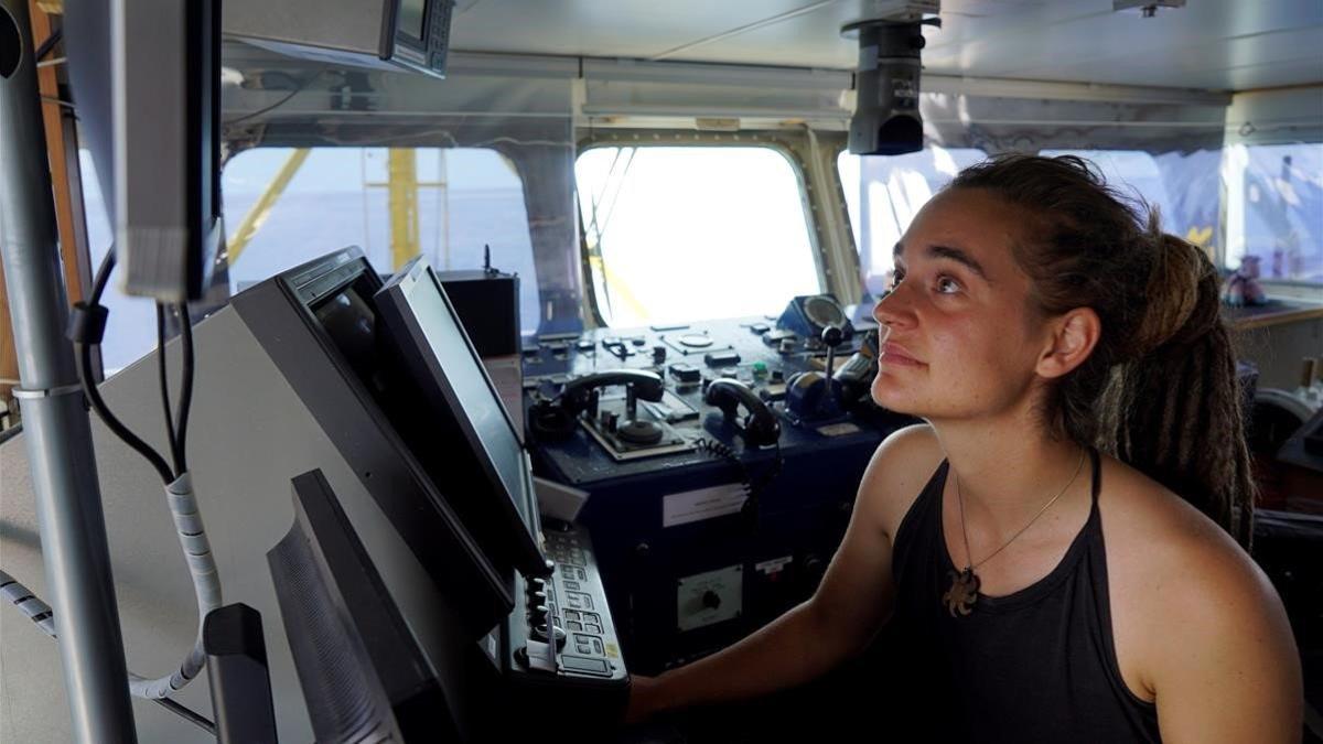 La capitana del 'Sea Watch 3', Carola Rackete, a bordo de la nave.