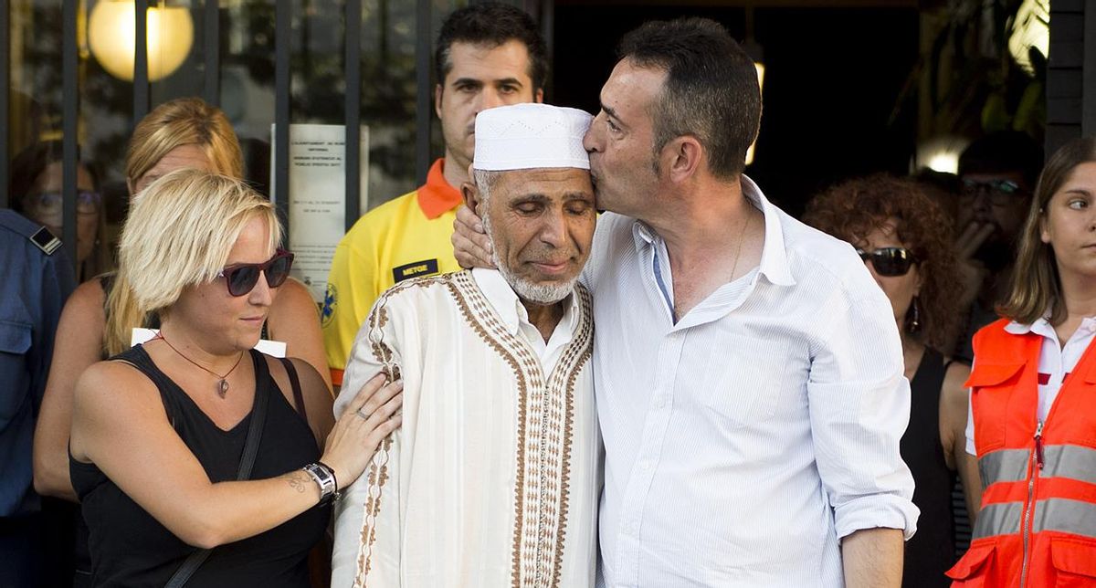 El pare del nen mort a la Rambla i l’imam de Rubí es fonen en una abraçada.