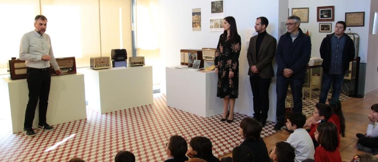 Un instante de la inauguración, ayer, de la exposición que el Museo de Pusol ha dedicado a la radio.