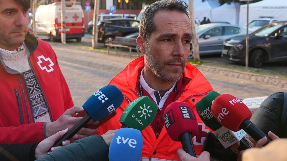 Fran Vicente, psicólogo de Cruz Roja, atiende a los medios de comunicación frente al centro cívico Poniente Sur.
