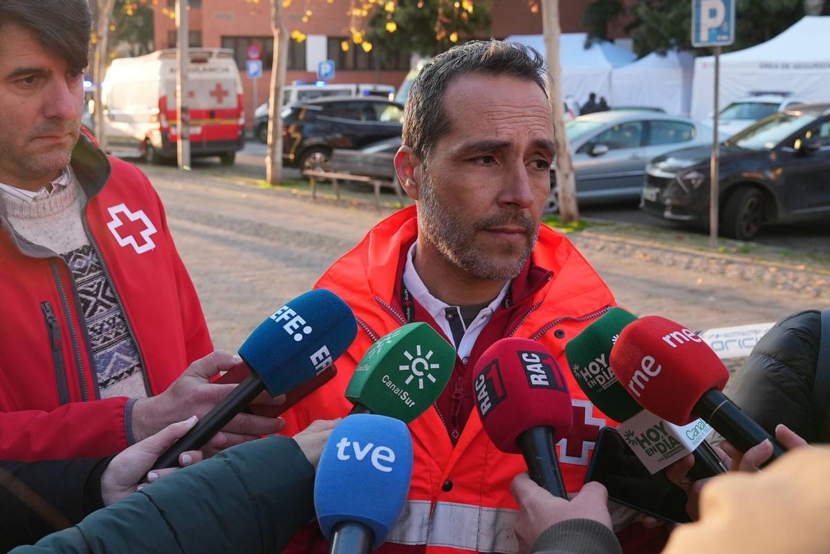 Fran Vicente, psicólogo de Cruz Roja, atiende a los medios de comunicación frente al centro cívico Poniente Sur.
