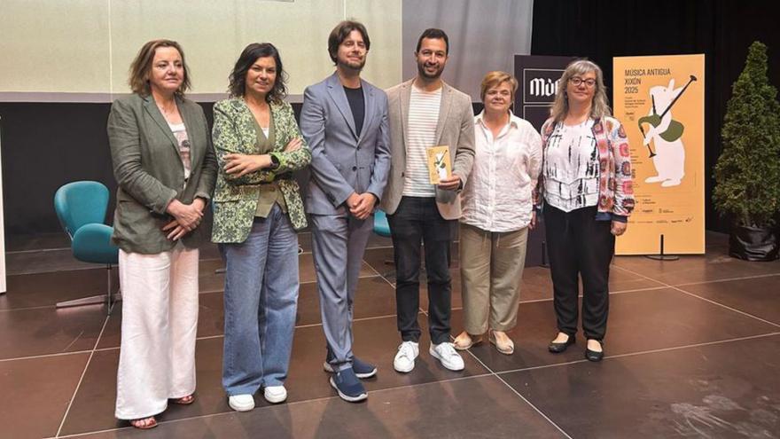 Por la izquierda, Otilia Requejo, Montserrat López Moro, Eduardo G. Salueña, Aitor Martínez, Paloma García y Verónica Rodríguez. | LNE