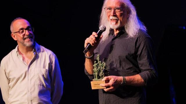 Carles Benavent, anoche, durante la recepción del premio del Festival Internacional de Jazz de San Javier.