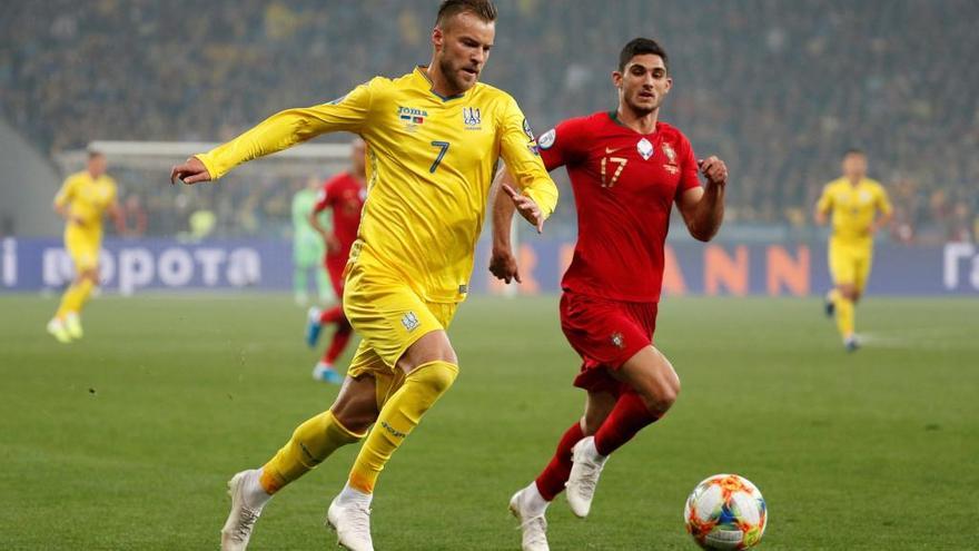 Guedes, ante Yarmolenko, durante el partido Ucrania-Portugal del lunes pasado.