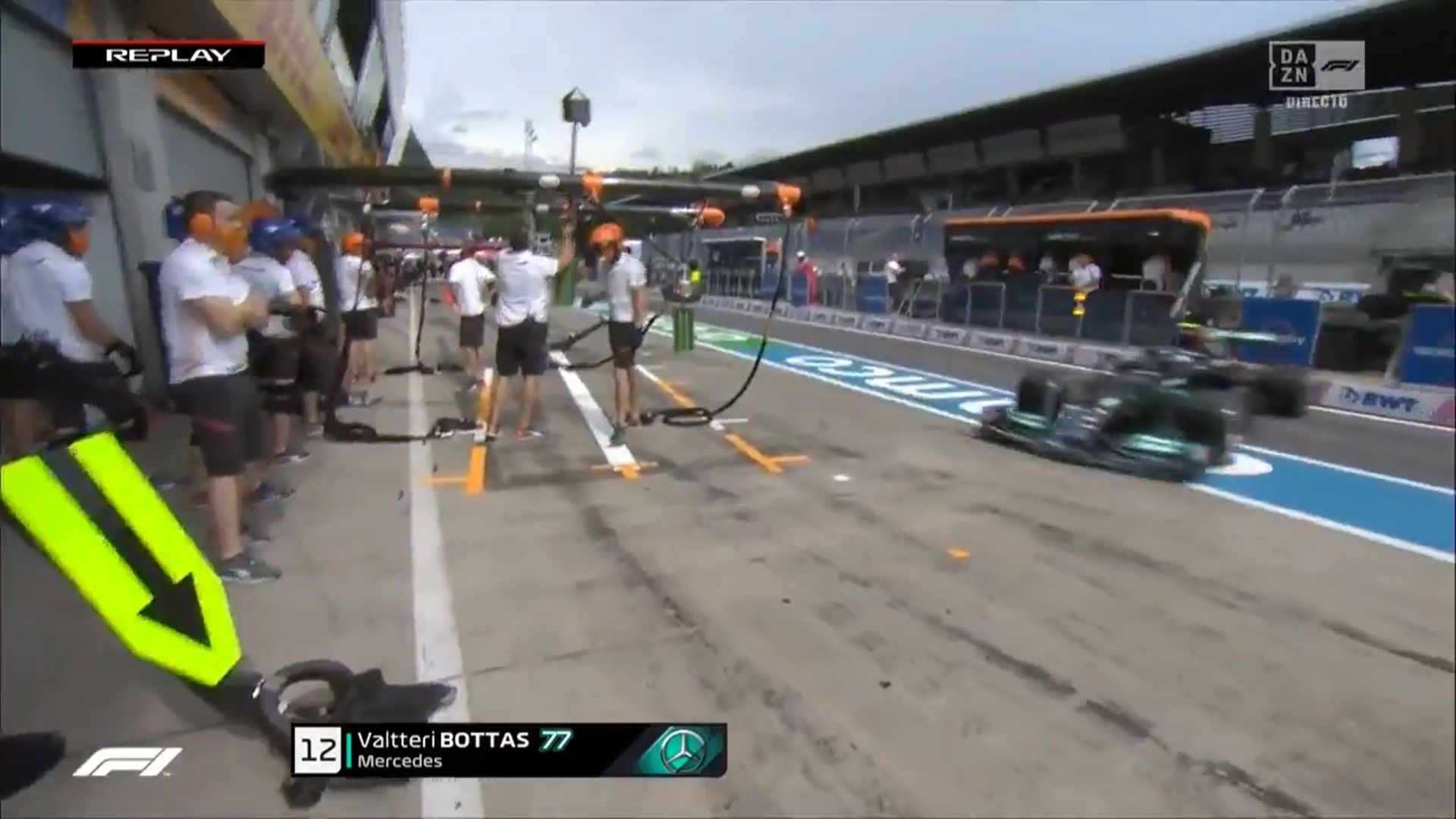 Bottas ha hecho un peligroso trompo en el pit lane