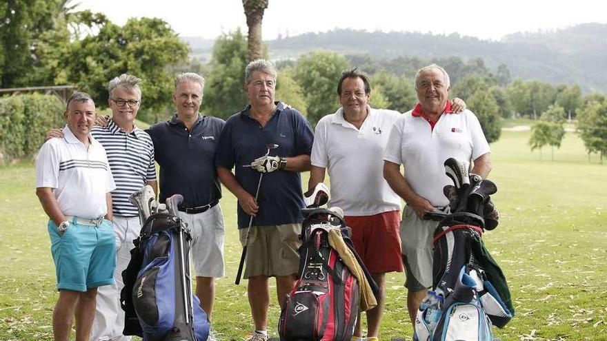 Tres equipos fieles a su cita con el torneo, en el hoyo 18 de La Llorea: Avelino González, Ángel Luis Fuentes, Roberto Montes, Vidal García, Juan Luis Maestro y Juan Alberto Fernández.