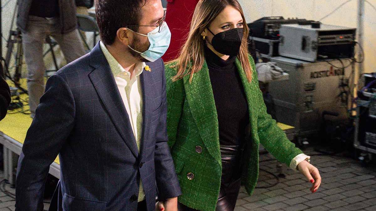 Pere Aragonès y su mujer, Janina Juli Pujol, en las elecciones catalanas del 14 de febrero.