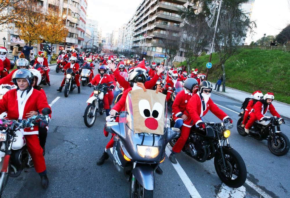 La clásica Papanoelada Motera vuelve a inundar las calles viguesas de espíritu navideño.