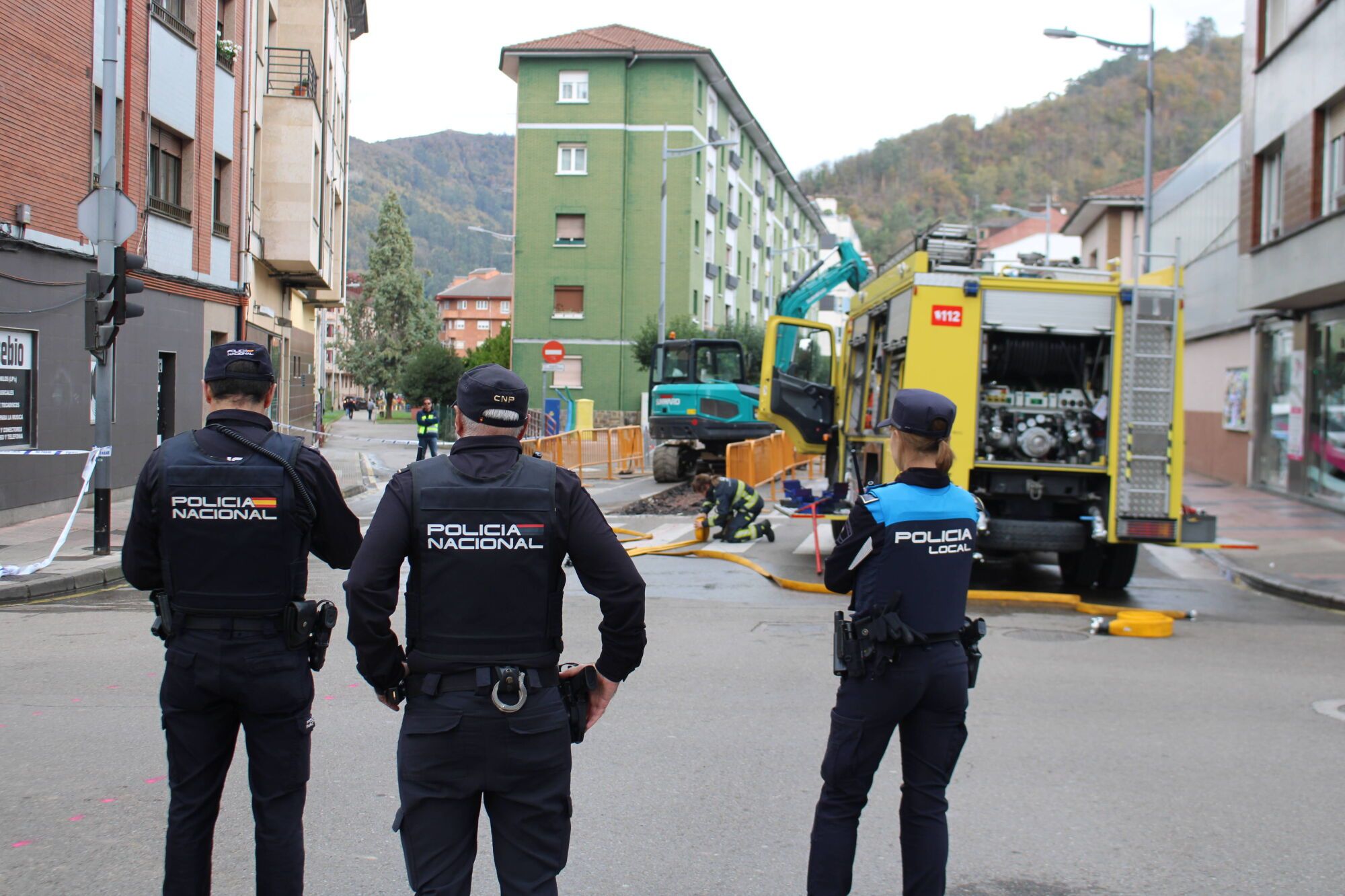 Bomberos, Policía Naciona y Local, durante el operativo.
