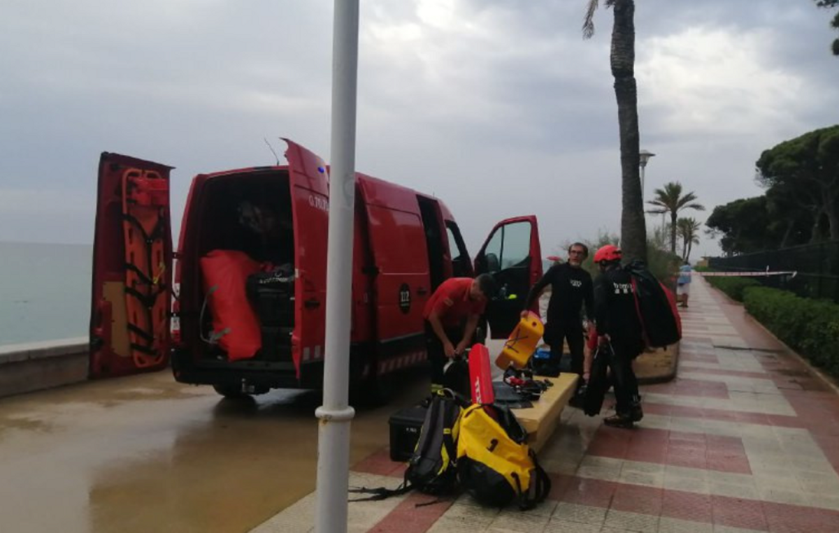 Els Bombers busquen un banyista perdut a la costa de Blanes Els Bombers busquen un banyista perdut a la costa de Blanes