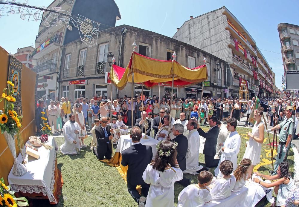 Miles de personas abarrotan las calles de la villa del Tea para disfrutar del Corpus y de las alfombras florales.