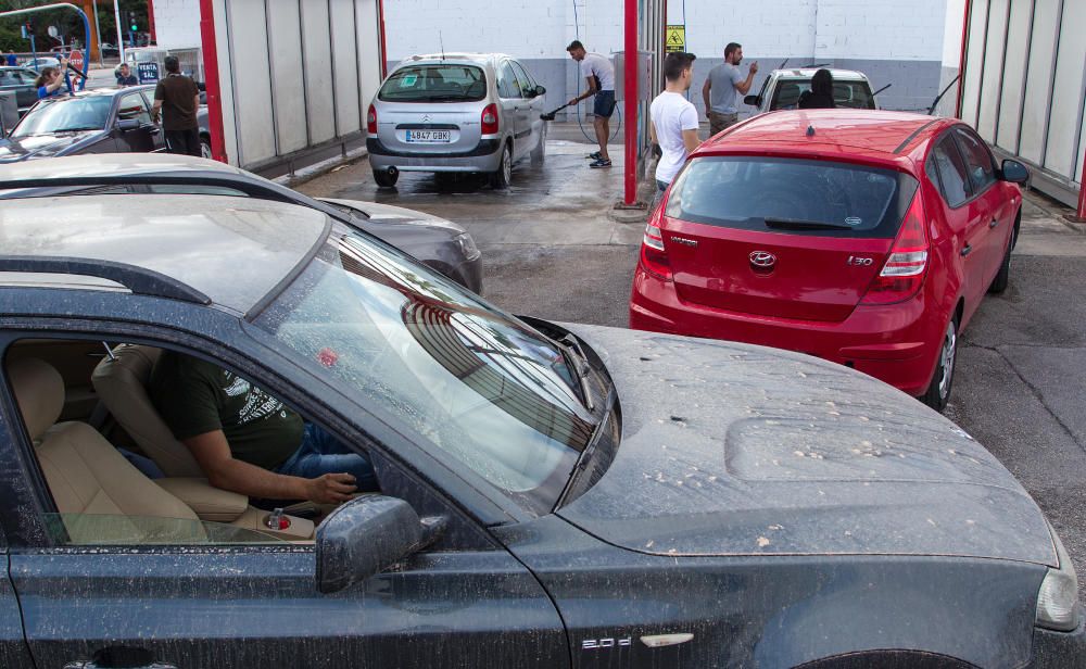 Los lavacoches de Alicante hacen su agosto tras la lluvia de barro del domingo