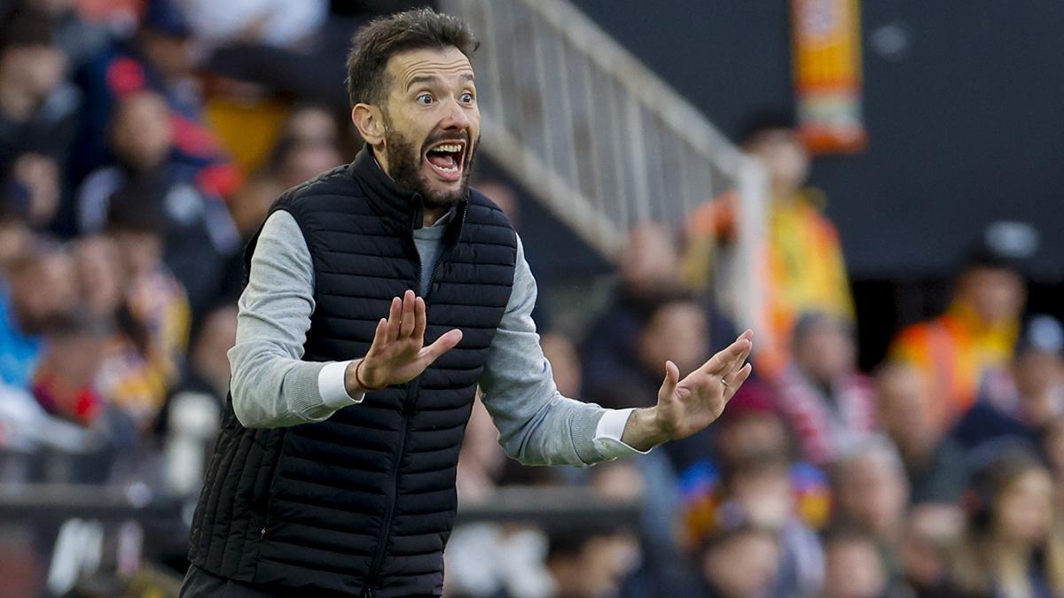 El entrenador del Valencia, Carlos Corberán, durante el partido de LaLiga entre el Valencia y el Leganés