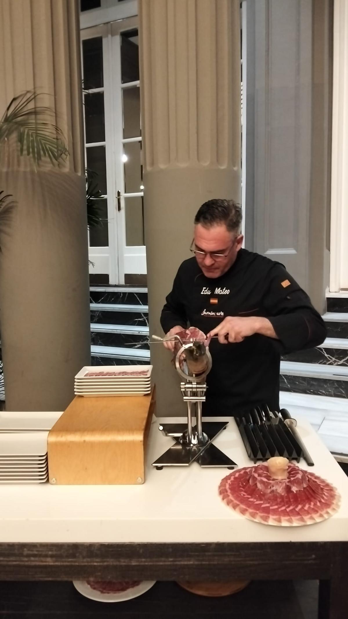 Edu Mateo cortando jamón