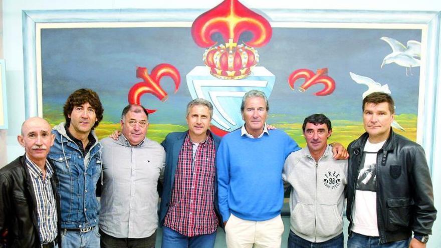 De izquierda a derecha: Lino Romero, Patxi Salinas, Moncho Carnero, Mirolad Ratkovic, Ignacio Núñez. Flaco Gil       y Vlado Gudelj, en el Bar Casqueiro; abajo, en fotografías de la época de la final de Copa.  // Jesús de Arcos