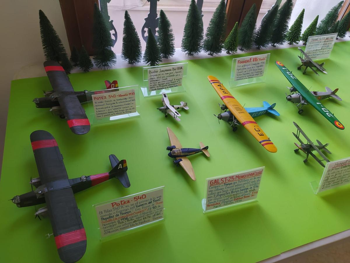 Soler designa a esta mesa de la exposición como "El timo francés", por la baja calidad de los aviones galos.