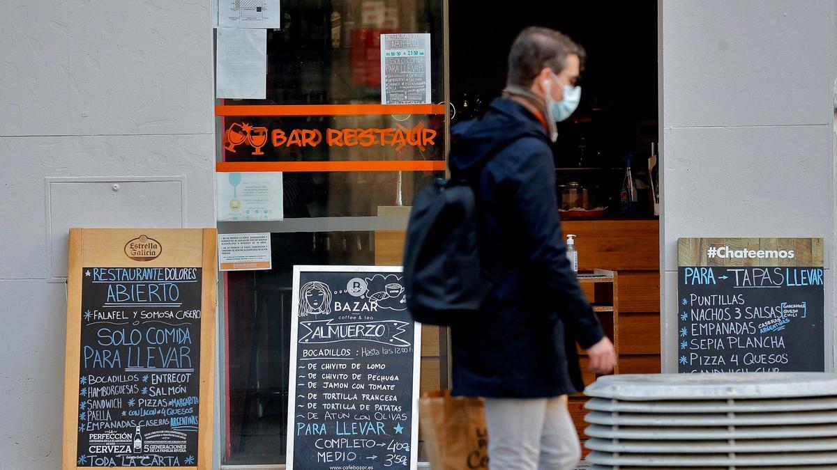 Un cliente pasa por delante de un restaurante.