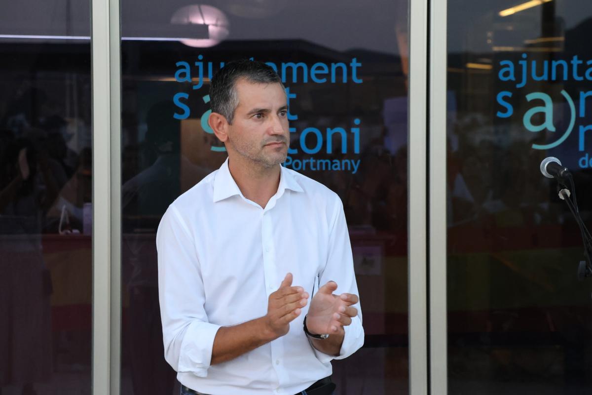 Galería: concentración en solidaridad con Ceuta en el municipio de Sant Antoni