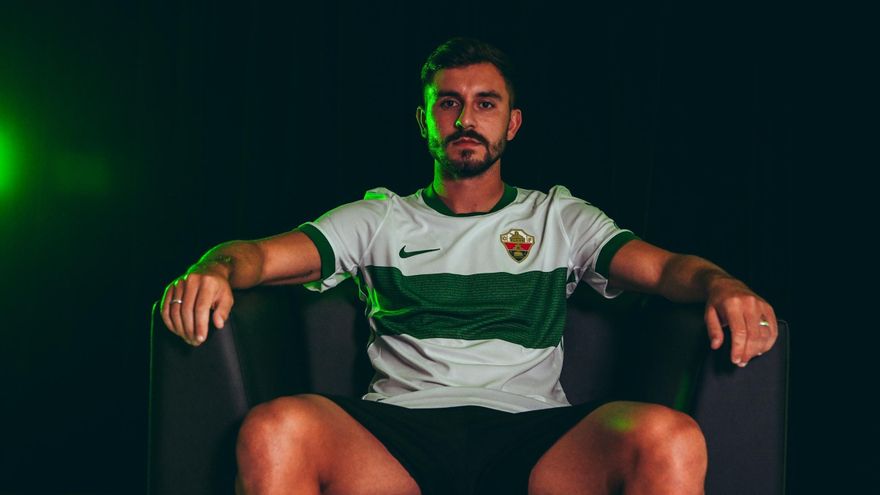 Víctor Chust: buen trato de balón, competencia y rodaje para la zaga del Elche