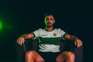 Víctor Chust: buen trato de balón, competencia y rodaje para la zaga del Elche