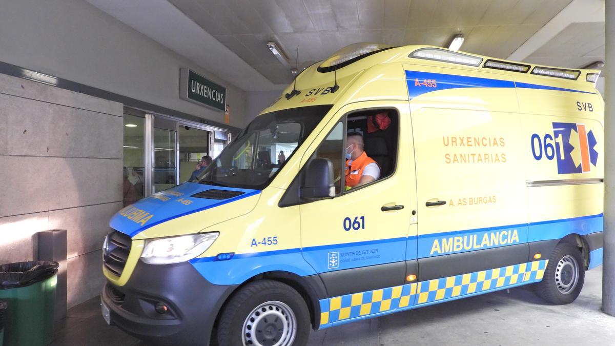 Una ambulancia en la entrada al servicio de urgencias del hospital de Ourense.