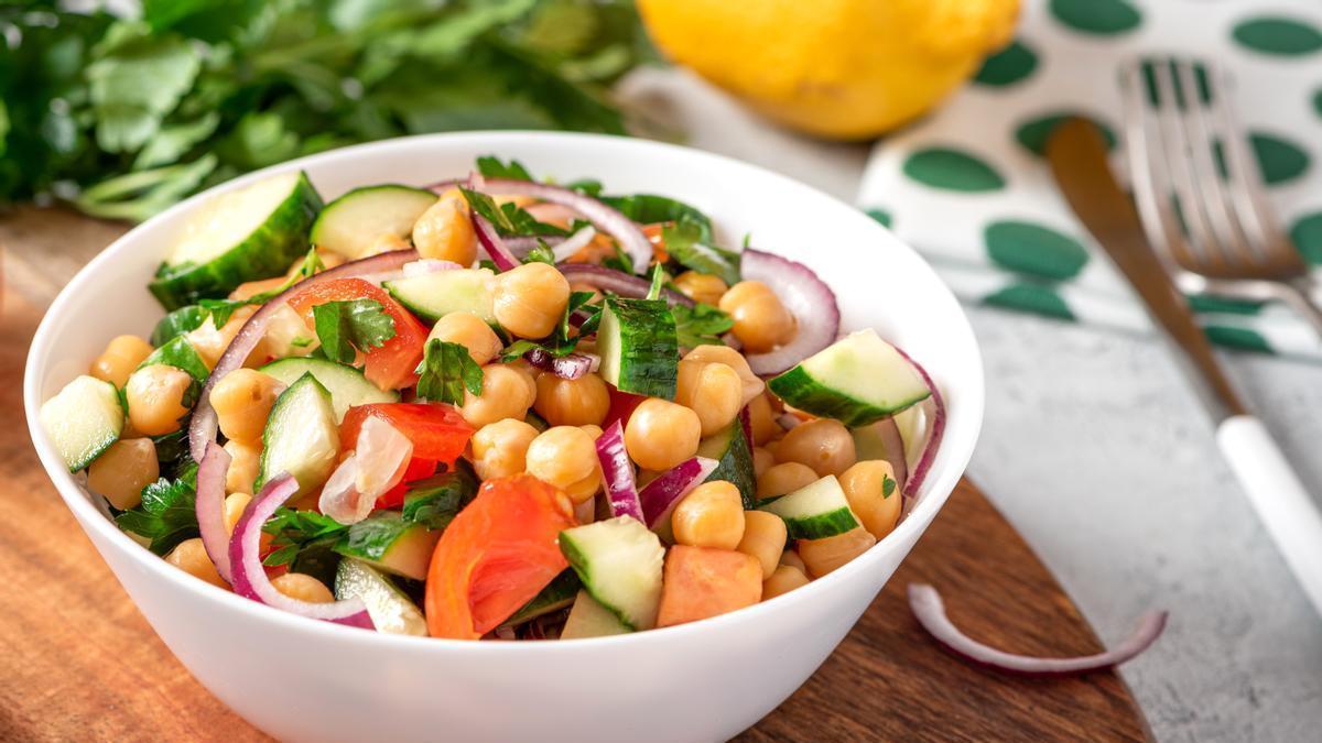 Ensalada de garbanzos mediterránea, un clásico con el que siempre acertarás