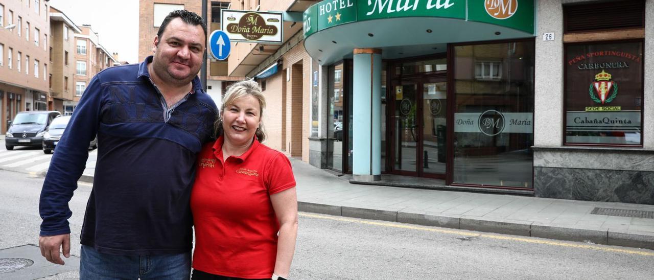 Julio y Ana Belén González, delante del Hotel  Doña María. | Juan Plaza