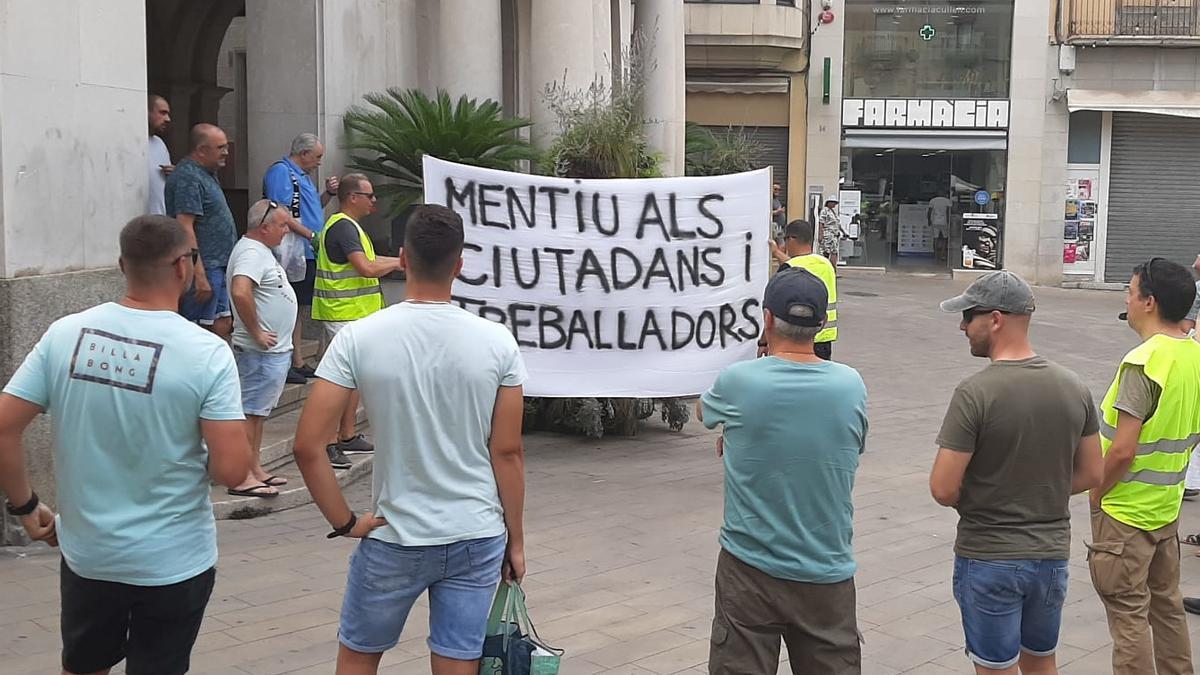 La protesta dels treballadors de la Guàrdia Urbana fora del ple