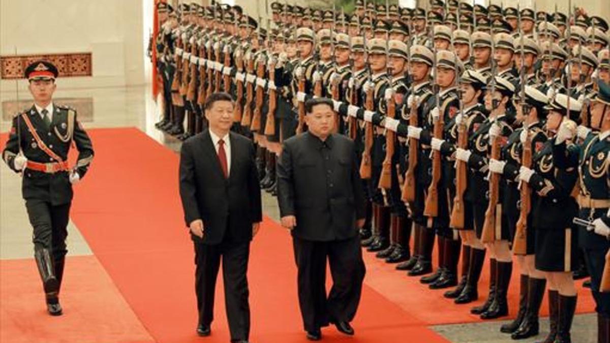 Kim Jong-un y Xi Jinping pasan revista a la guardia de honor en Pekín.