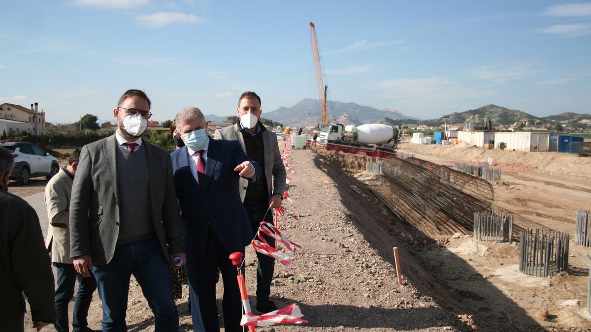 Diego José Mateos, José Vélez y Francisco Morales supervisando las obras del Ave en Tercia, este viernes.