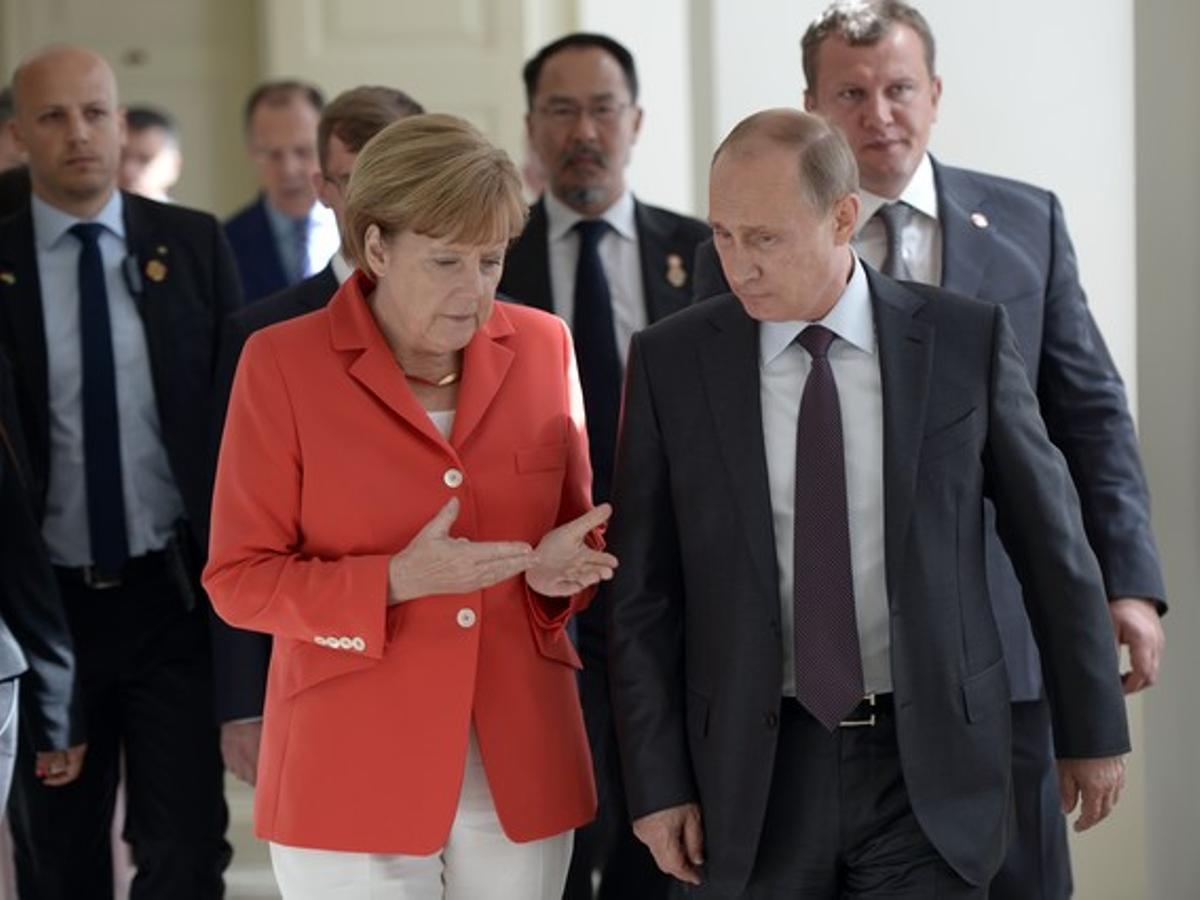 Angela Merkel i Vladímir Putin parlen, el 13 de juliol a Rio, abans de la final del Mundial de futbol. Angela Merkel i Vladímir Putin parlen, el 13 de juliol a Rio, abans de la final del Mundial de futbol.