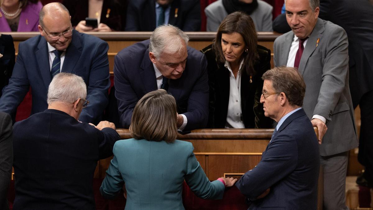 Feijóo con buena parte de su cúpula en los escaños del Congreso.