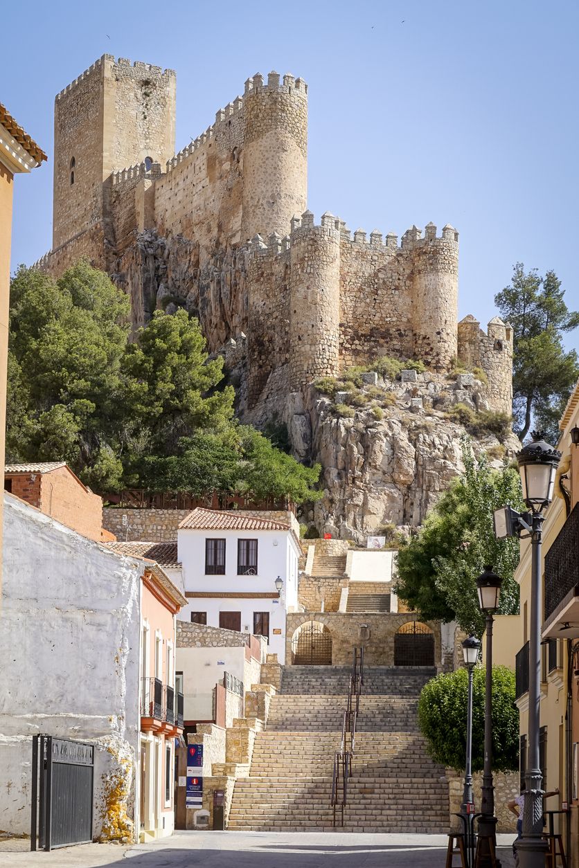 El castillo de Almansa, dominando el horizonte.