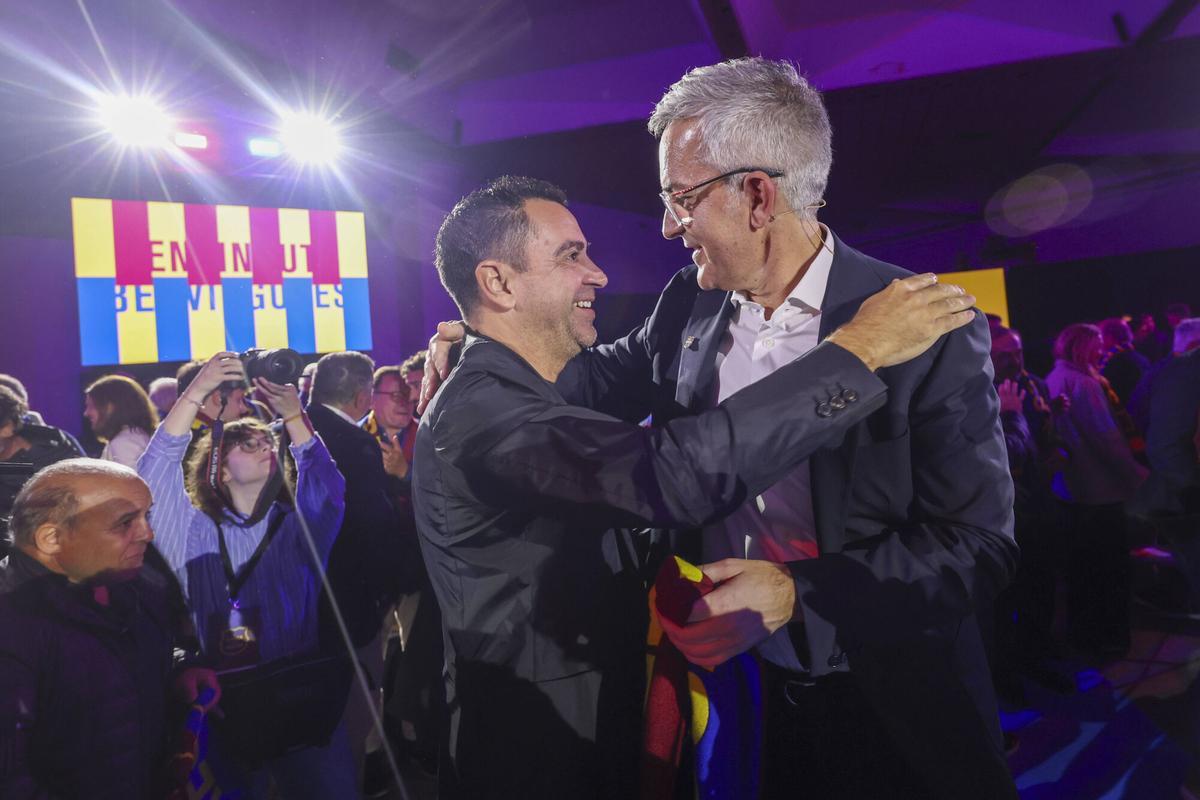 Xavi, abrazado con Víctor Font en el acto de presentación