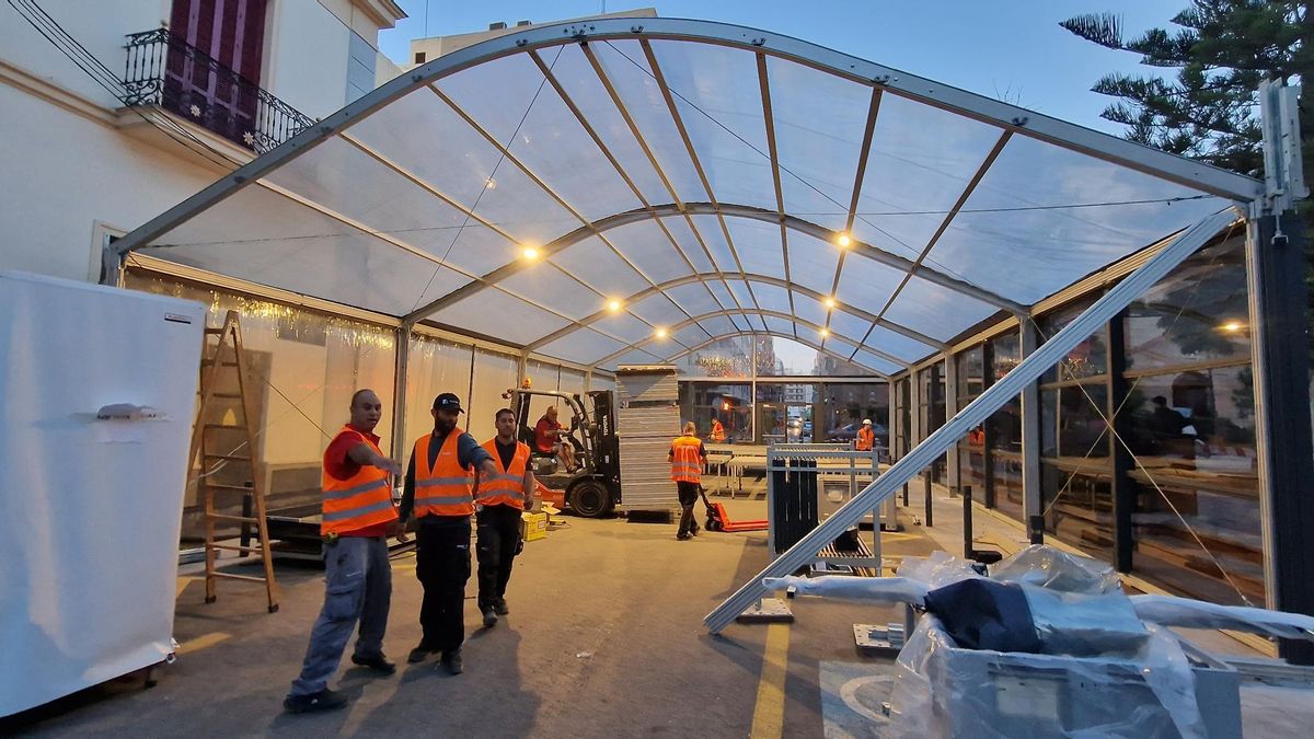 Trabajos de instalación de la carpa en la plaza de la Constitución