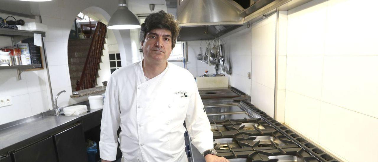 Juan de la Cruz, responsable del restaurante Casa Obdulia, ayer en la cocina de este establecimiento.