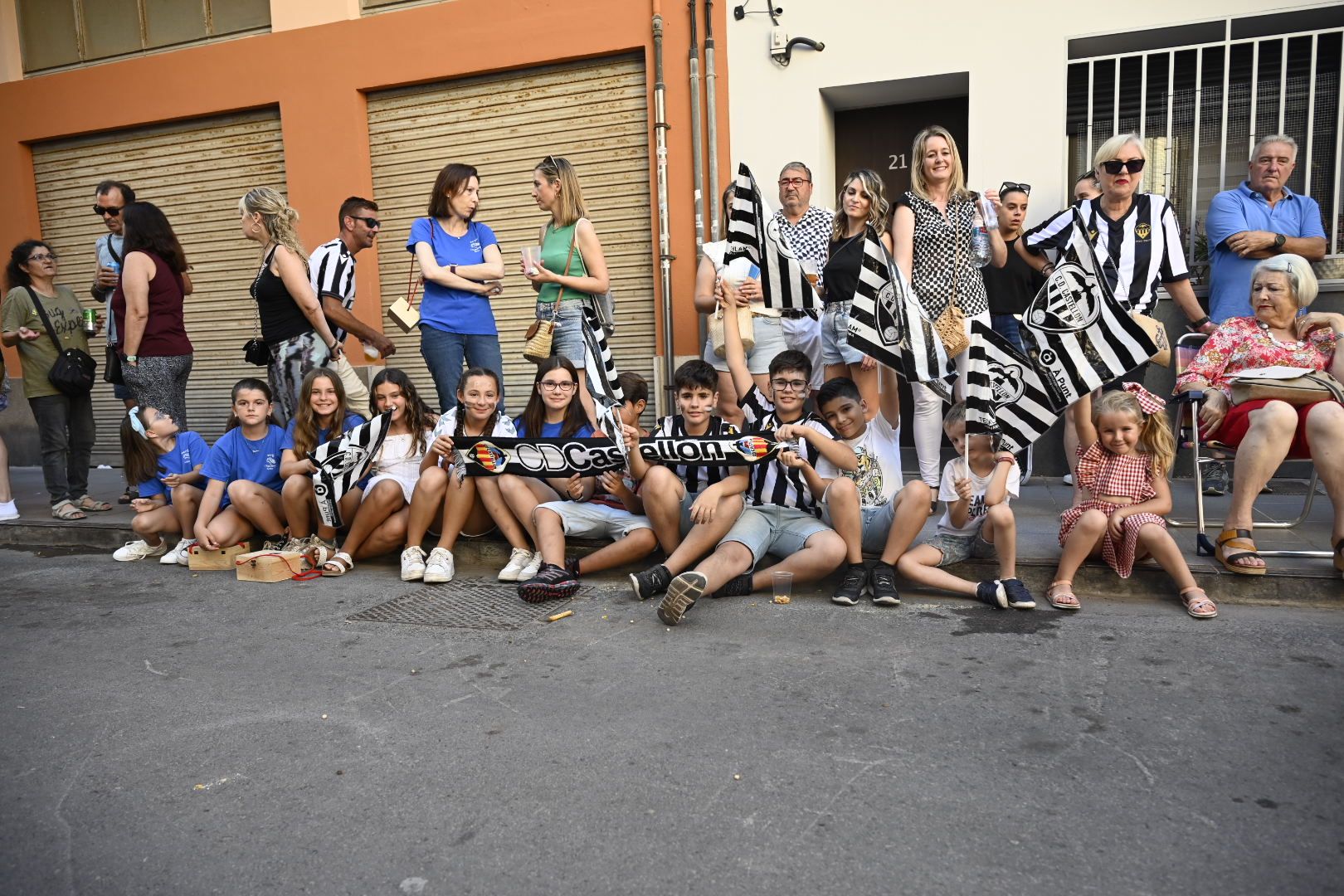 Las mejores imágenes del desfile y la entrada del toro por Sant Pere en el Grau