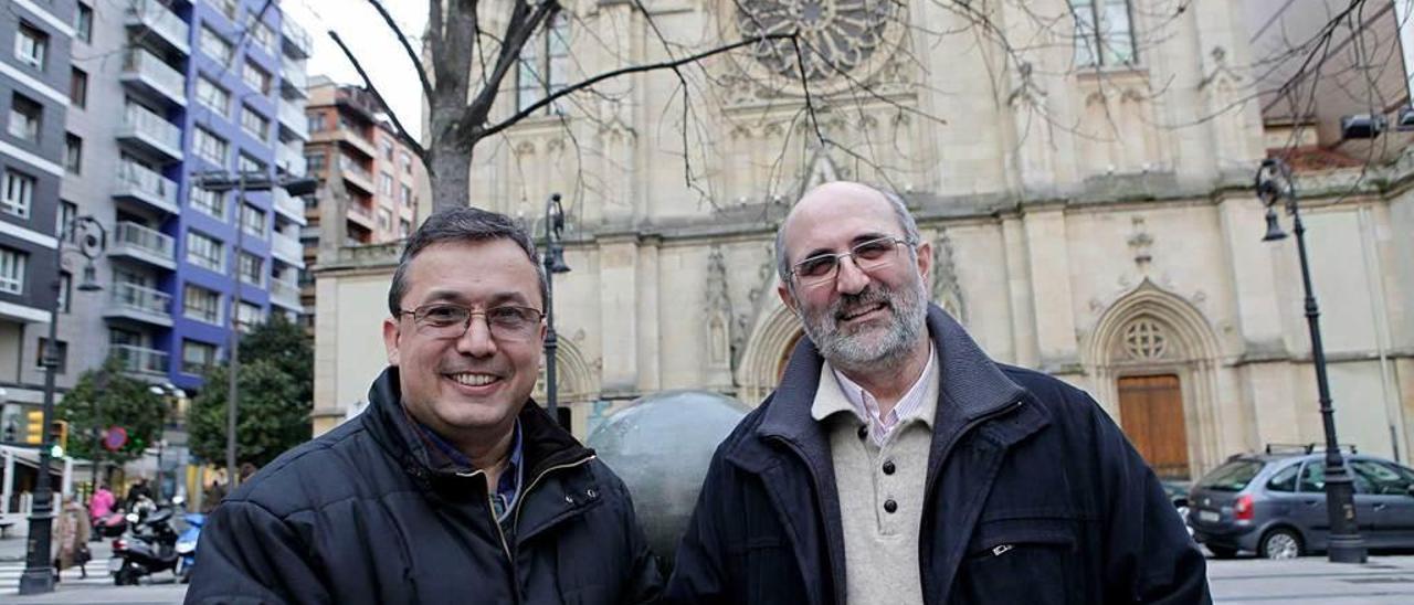 Rolando Ruiz -a la izquierda- y Juan Antonio Fraile, ayer, frente a la iglesia de San Lorenzo.