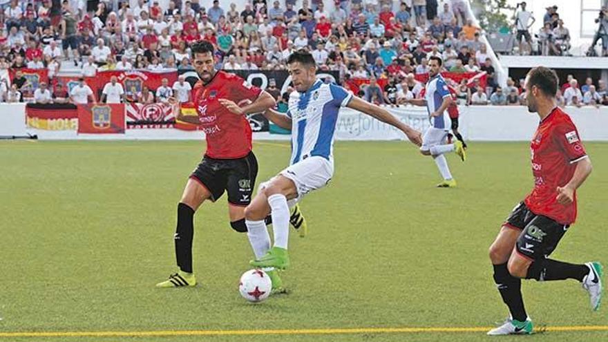 Gerard Oliva, uno de los goleadores del Atlético Baleares, durante el encuentro de ayer en Formentera.